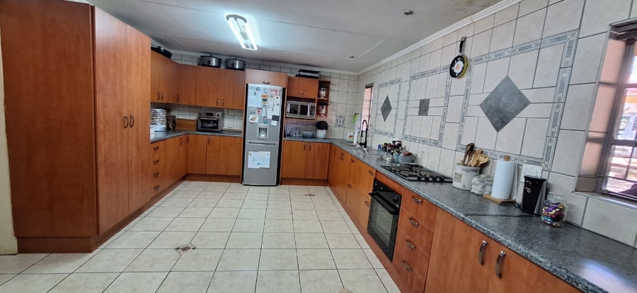 6 Bedroom Property for Sale in Zeerust North West